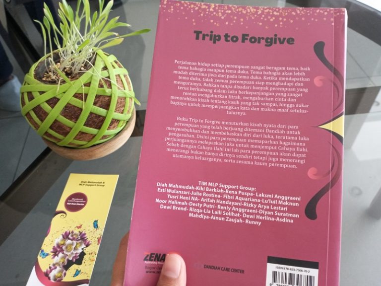 penampakan sampul belakang buku trip to forgive 